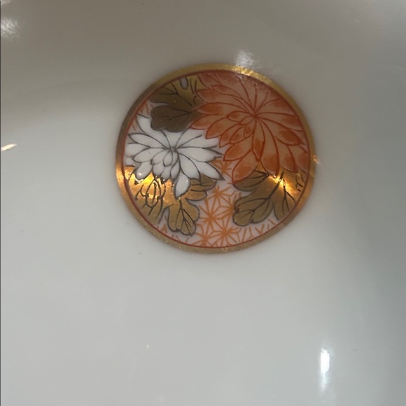 Fukagawa Porcelain Kotobuki Akae plum-blossom shaped bowls - Picture 7 of 11